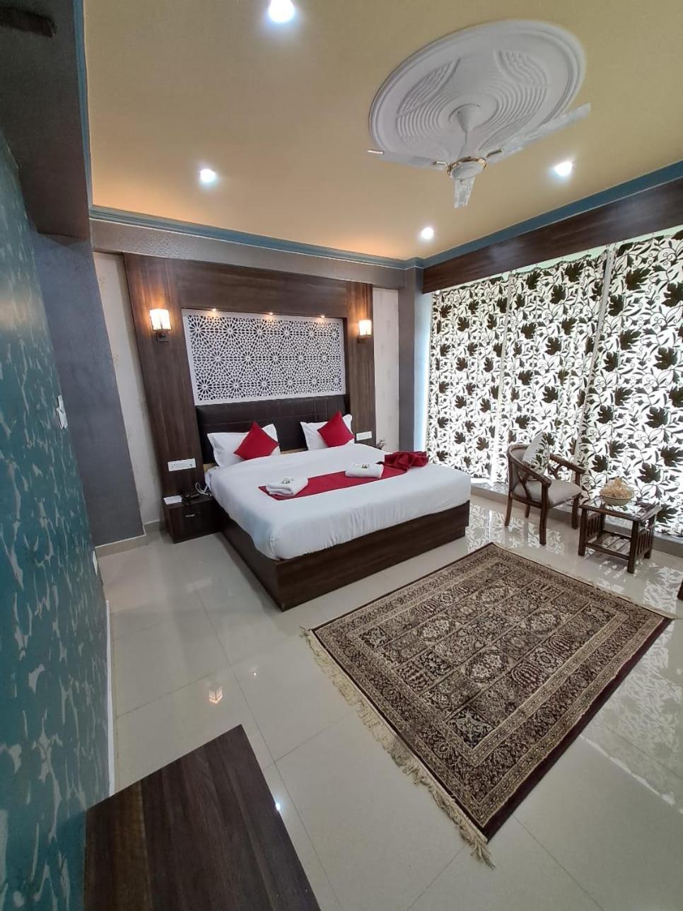 The Jamawar Hotel Srinagar  Room photo