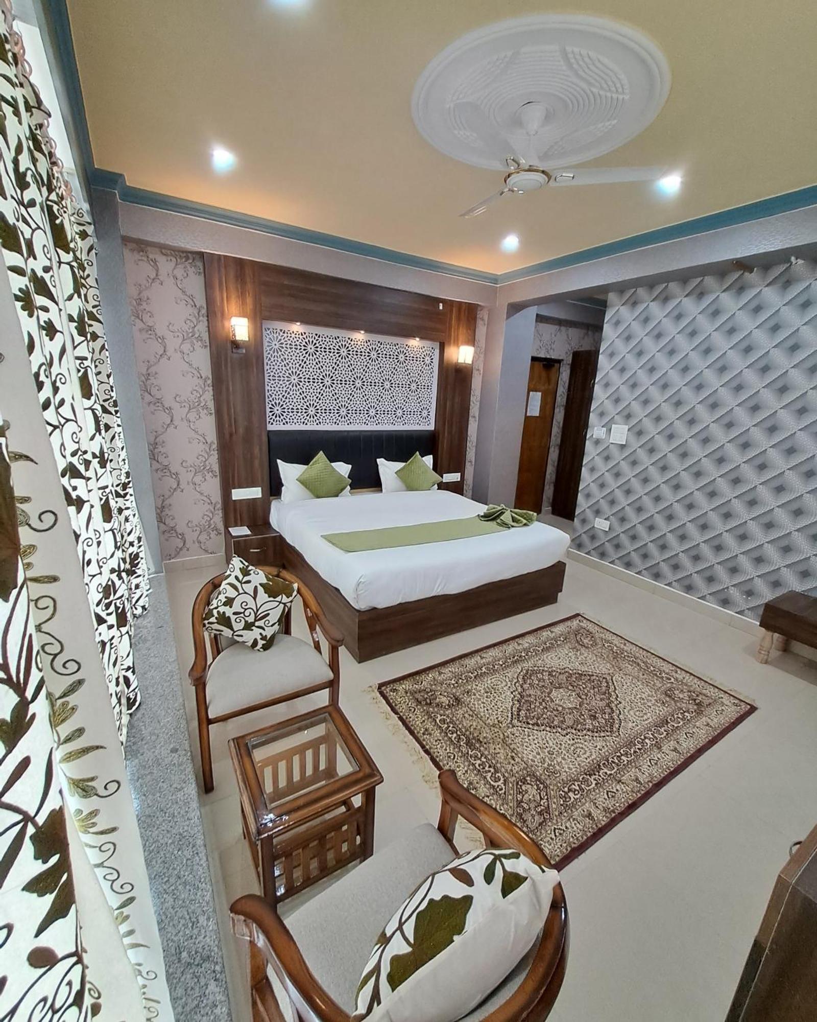 The Jamawar Hotel Srinagar  Room photo